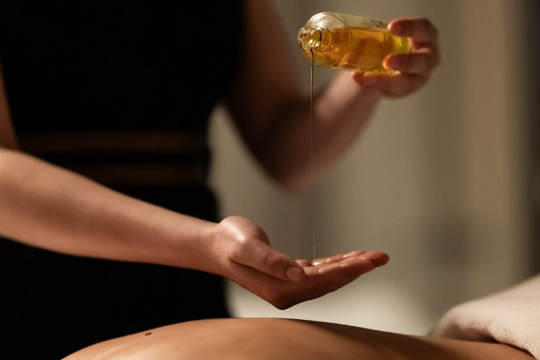 Релакс-масаж з олією дарує глибоке розслаблення, живить шкіру та відновлює внутрішню гармонію.